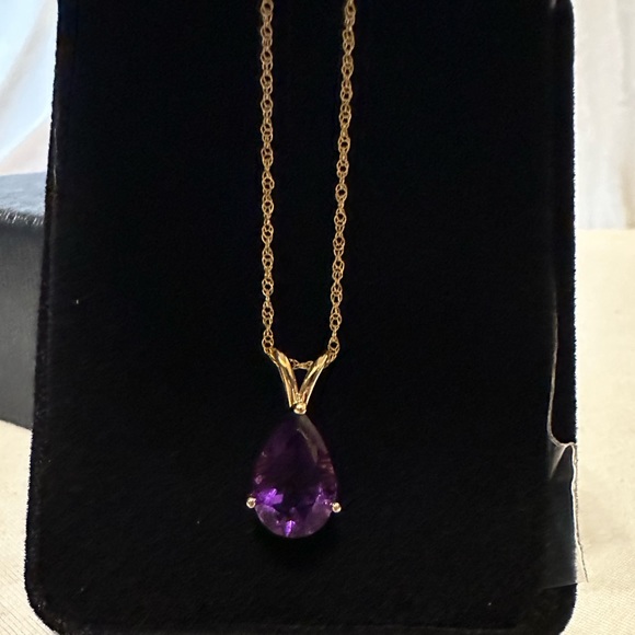 14k gold pear shaped 2.5 Cttw Amethyst pendant with yellow chain - Picture 3 of 3